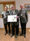 Ehrung Dieter Peters: von links Rainer-Oliver Westphal (ehem. Vizepräsident SV Elstorf), Dieter Peters, Mirco Meyer (Schützenpräsident SV Elstorf) Foto: Wilfried Stresow