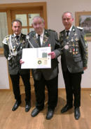 Ehrung Dieter Peters: von links Rainer-Oliver Westphal (ehem. Vizepräsident SV Elstorf), Dieter Peters, Mirco Meyer (Schützenpräsident SV Elstorf) Foto: Wilfried Stresow