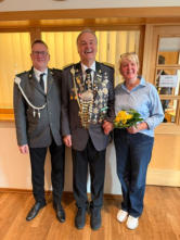 Bernd Schönel (Adjutant), Wilfried Stresow (Vizekönig) mit Ehefrau Christa (Foto: SV Elstorf)